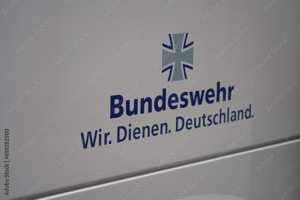 Foto Stock Logo und Motto der Bundeswehr (Wir. Dienen. Deutschland.) auf einem Bus der deutschen