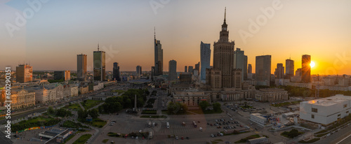  Widok z okna na Warszaw   sr  dmie  cie i samo centrum ulica Marsza  kowska. W tle najwy  sze budynki Warszawy  biura i mieszkania.