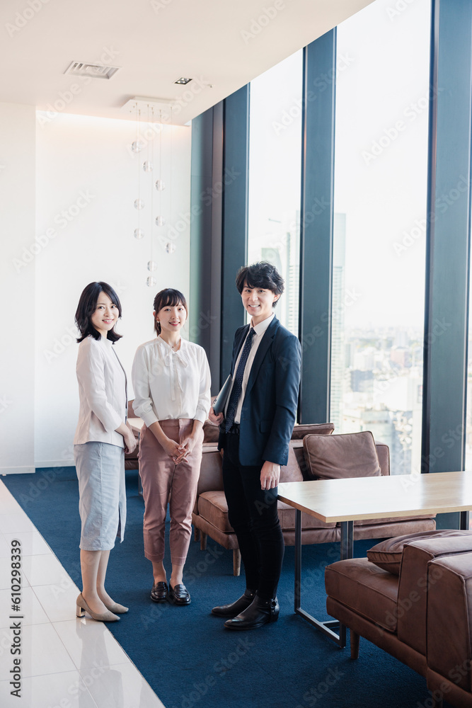 Fototapeta premium オフィスで仲良く話す若いビジネスパーソン