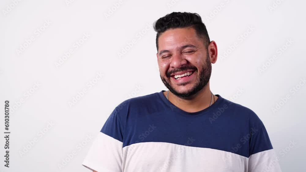La alegría desbordante de un hombre: una sonrisa contagiosa - Hombre alegre, sonriente y felicidad - el hombre que ilumina con su sonrisa - Fondo blanco - La magia de una sonrisa
