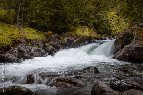 Jolie cascade en pose longue dans la mont  e de l   tang d En Beys  Ari  ge  Pyr  n  es