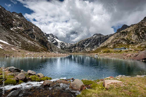 Fototapeta Naklejka Na Ścianę i Meble -  L'étang d'En Beys dans la vallée d'Orlu en Ariège, joli lac des Pyrénées - France