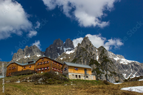 Landscape with mountain hut in the Austrian Alps of the Dachstein region © Mira Drozdowski