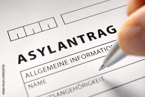 Obraz na płótnie Formular mit Asylantrag zum Ausfüllen w salonie