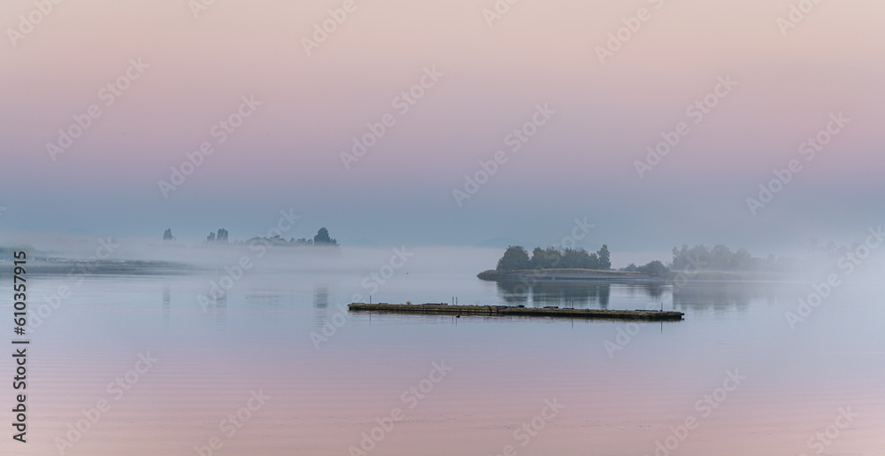 Obraz premium All Calm. Dawn on the Fraser River