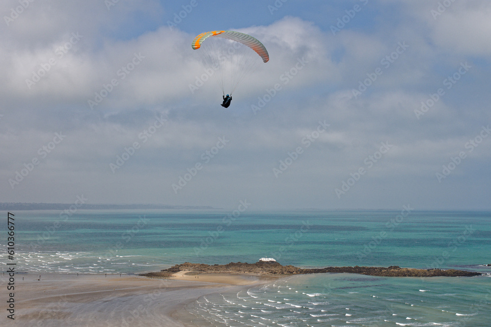 parapente à martin plage sur la commune de plerin sur mer dans les côtes d'armor parapente à martin plage sur la commune de plerin sur mer dans les côtes d'armor