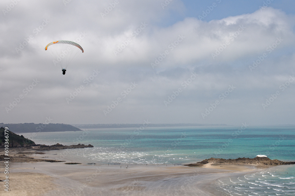 parapente à martin plage sur la commune de plerin sur mer dans les côtes d'armor parapente à martin plage sur la commune de plerin sur mer dans les côtes d'armor