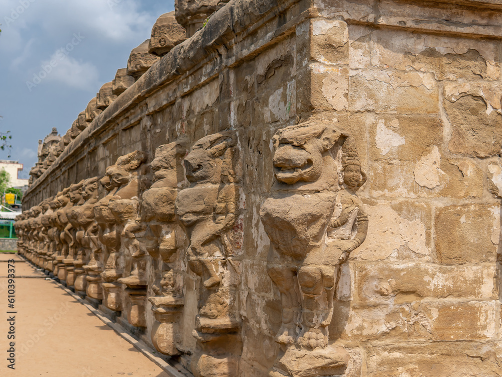 External boundary wall of Kailasanatha temple lined with mythological lion sculptures, Kanchipuram (Kancheepuram Kanjivaram), Tamil-Nadu, India.
