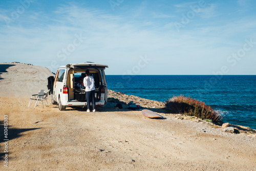 Vacances en van aménagé. Vacances en van au bord de la mer. Expérience en van. Arrêt au bord de la mer. Vacances marginales. Fuir le monde. Dormir en pleine nature. Véhicule aménagé pour les vacances