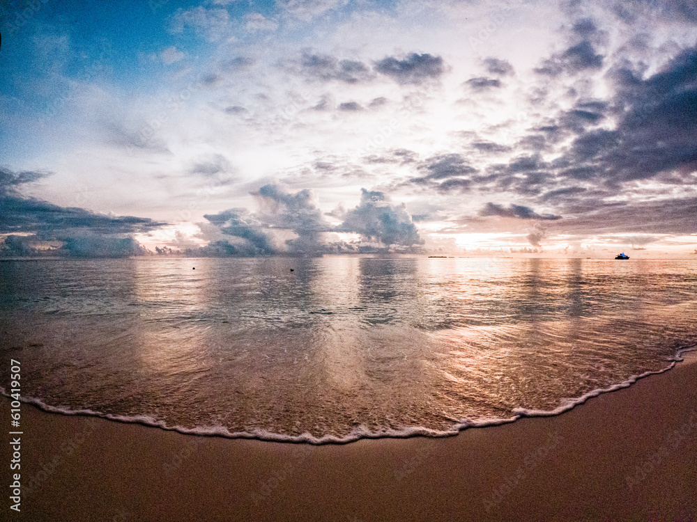 Obraz premium amazing tropical beach at sunset