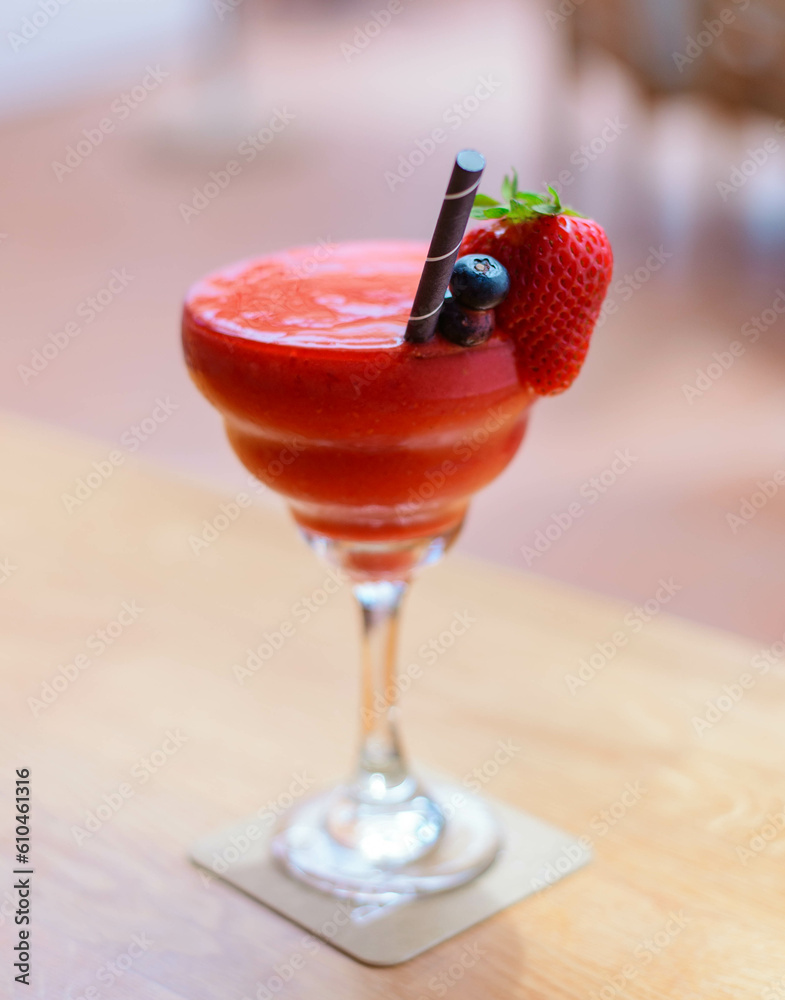 Un coctel de daiquiri frozen de sabor de fresa con ron
