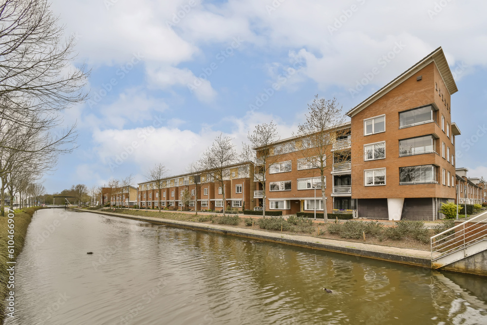 Obraz premium an apartment complex on the banks of the river thames in london's west end, with its own canal