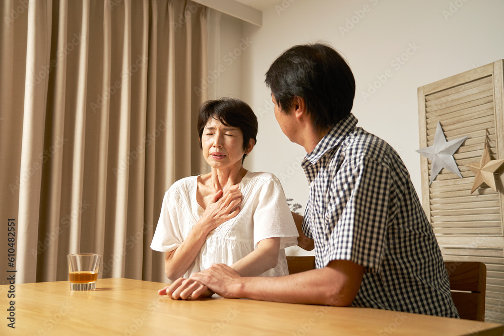 自宅で胸が痛む中年女性 自宅で胸が痛む中年女性