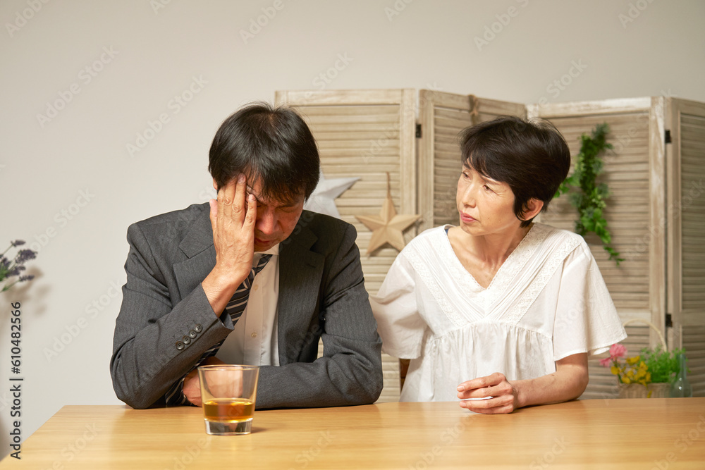 自宅で落ち込むサラリーマン