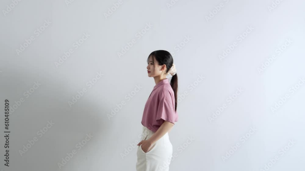 ピンクのシャツの女性