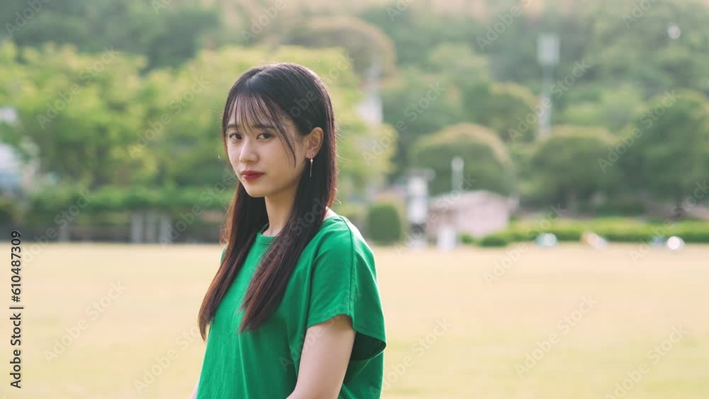 公園を散策する若い女性 公園を散策する若い女性
