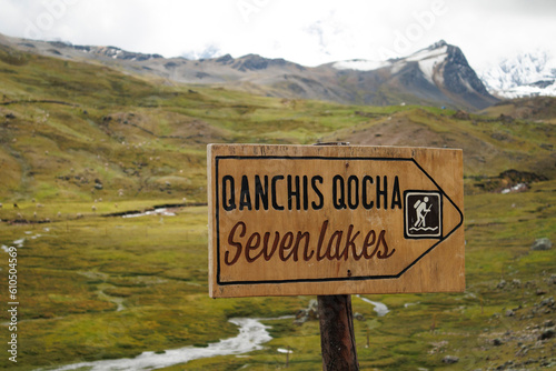 letreros en el camino a las siete lagunas de  la montaña de ausangate