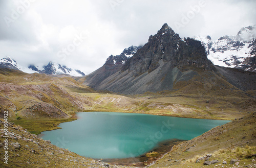 Fototapeta Naklejka Na Ścianę i Meble -  siete lagunas de la montaña ausangate la montaña más alta del Departamento del Cuzco y la quinta más alta del Perú.