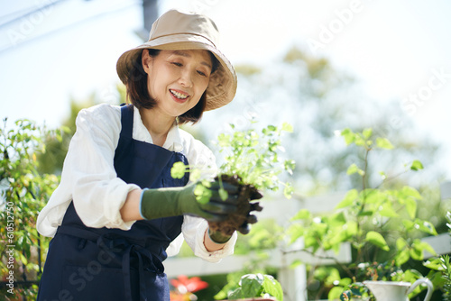 ガーデニングをする日本人女性