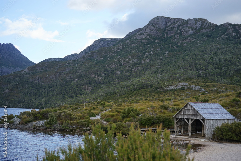 Fototapeta premium cabin in the mountains, cradle mountain