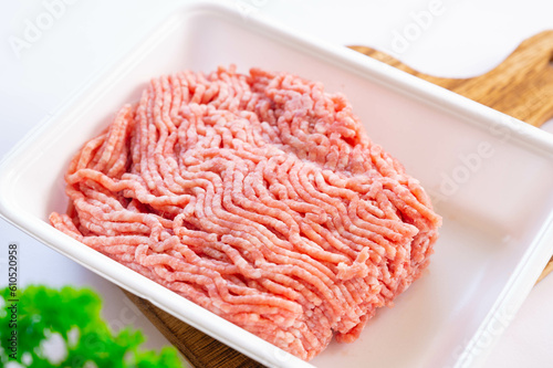 食品トレーに入った豚ひき肉
