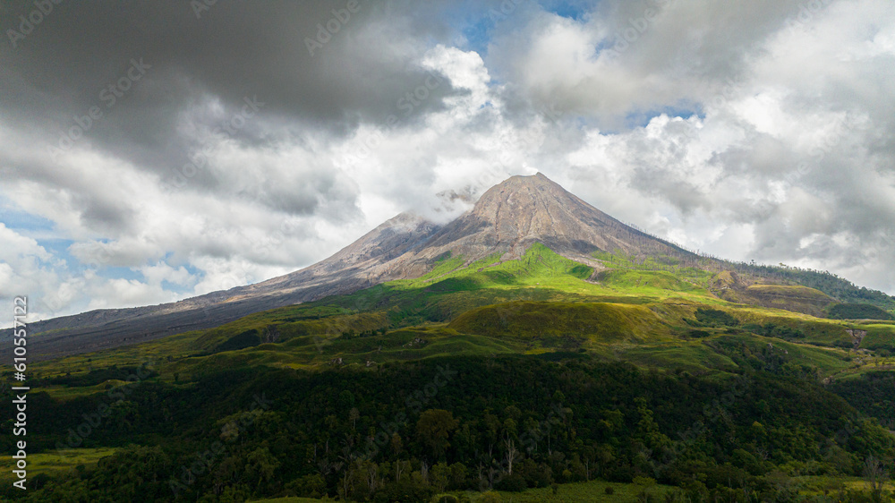 Obraz premium Mount Sinabung active stratovolcano covered with clouds. Sumatra, Indonesia.