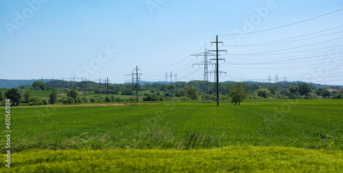 Stromleitungen über einem Feld