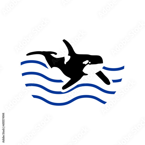 Logo Nautical. Silueta de orca (ballena asesina) con olas de mar	