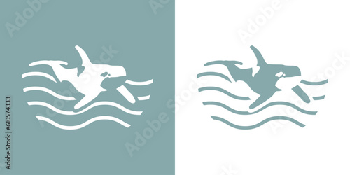 Logo Nautical. Silueta de orca (ballena asesina) con olas de mar	