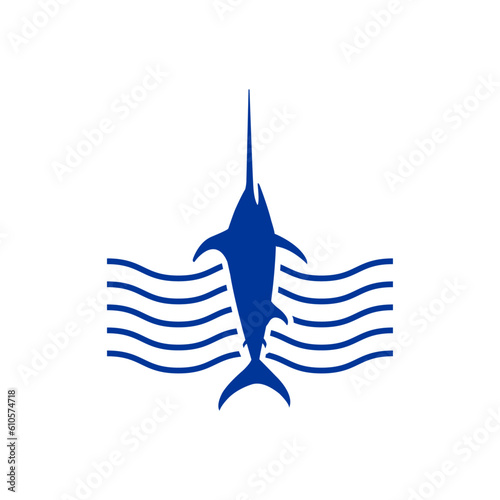 Logo Nautical. Silueta de pez espada o marlín con olas de mar