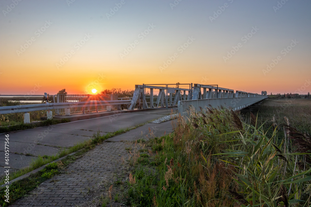 Sonnenaufgang an der Meiningenbrücke an der Ostsee bei Zingst.