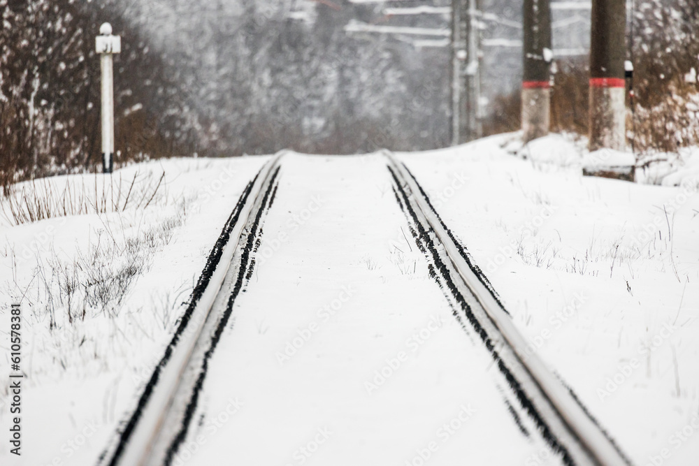 Obraz premium Empty rural railway perspective on a winter day