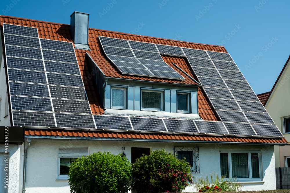 Hausdach mit Photovoltaikanlage Hausdach mit Photovoltaikanlage