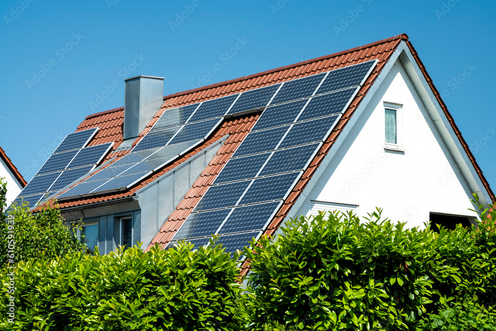 Fototapeta premium Hausdach mit Photovoltaikanlage