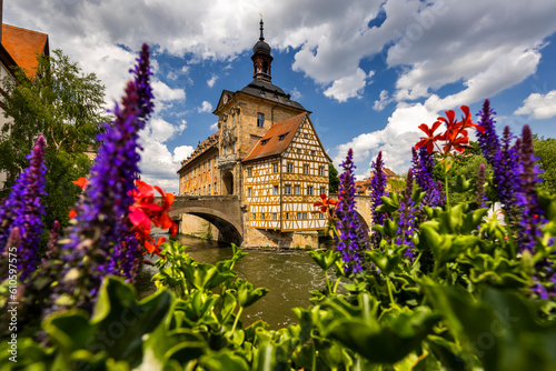 Rathaus Bamberg mit Blumen im Vordergrund