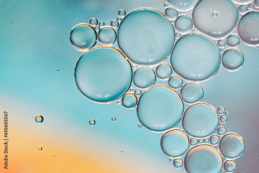 Arrière plan abstrait bulles - Huile dans de l'eau sur un fond flou multicolore Arrière plan abstrait bulles - Huile dans de l'eau sur un fond flou multicolore