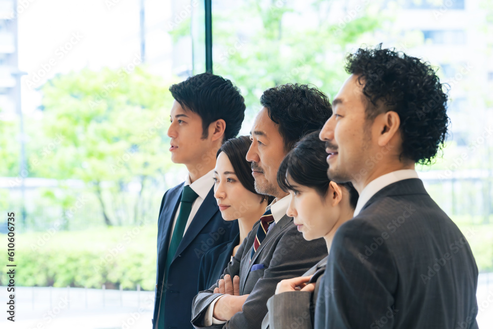 オフィスに並ぶエグゼクティブビジネスパーソンのグループ