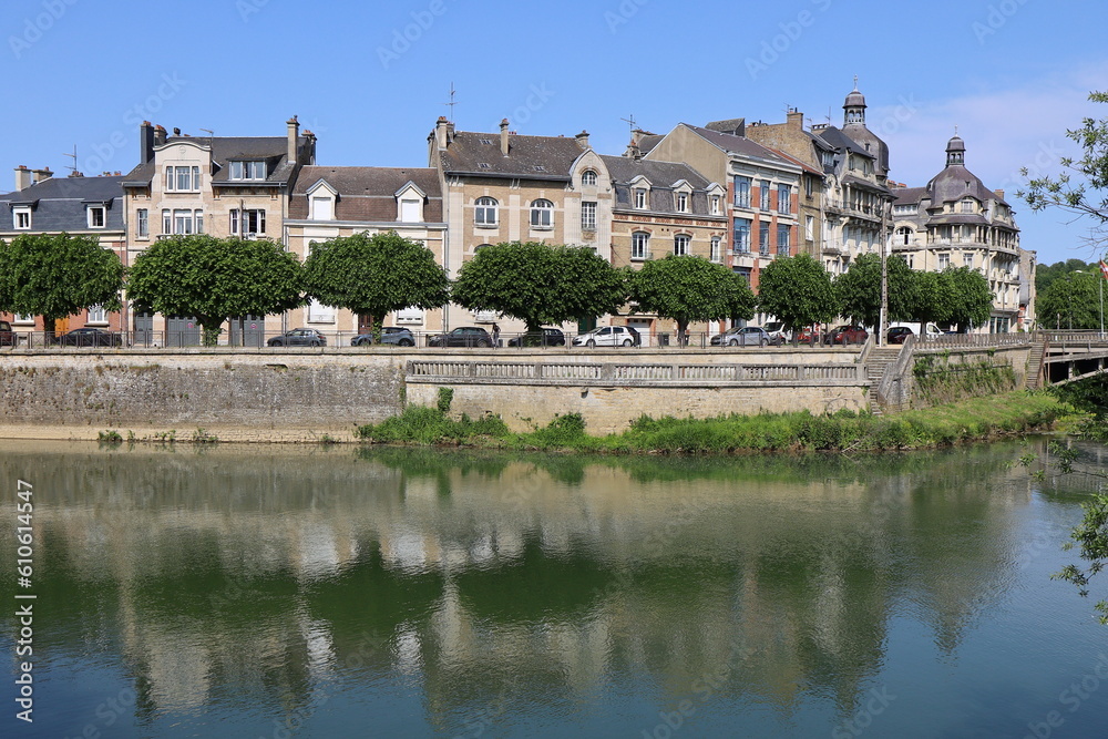 La ville le long des rives de la rivière Meuse, ville de Charleville Mézières, département des Ardennes, France