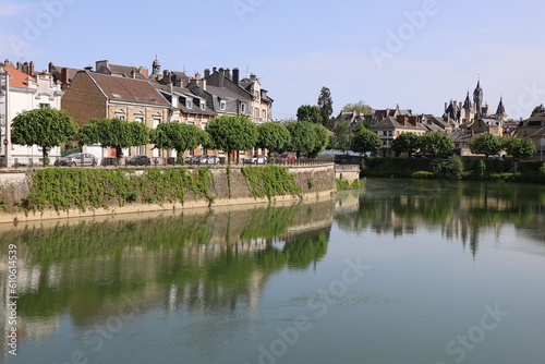 La ville le long des rives de la rivière Meuse, ville de Charleville Mézières, département des Ardennes, France