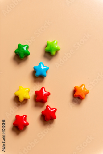 カラフルな星のお菓子 © 歌うカメラマン