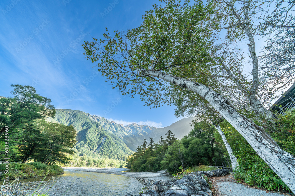 自然が美しい夏の上高地　穂高連峰と梓川【長野県・松本市】　
Kamikochi in summer with beautiful nature. Hotaka mountain range and Azusa River - Nagano, Japan