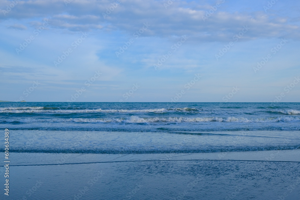 Naklejka premium sea beach wave serenity nature scence morning time