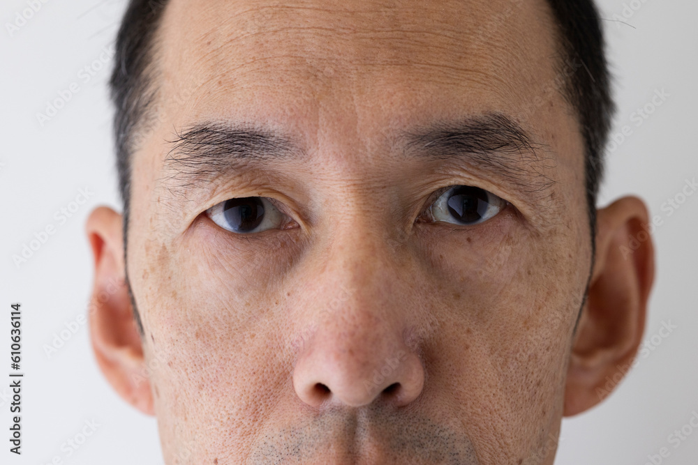 Obraz premium 中年男性の目に寄った顔写真