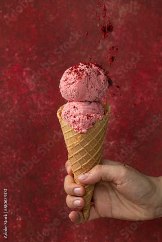 mano sosteniendo helado con dos bolas con espacio para copy de una heladeria,
