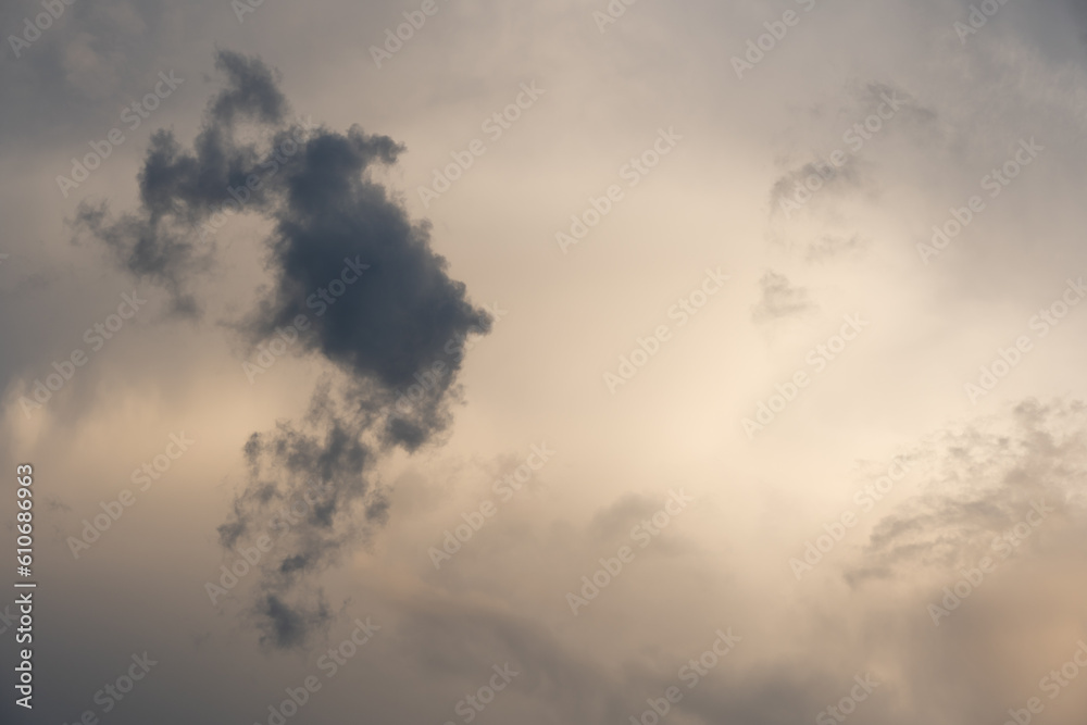 Różne rodzaje chmur na niebie o różnej porze dnia - obrazy, fototapety, plakaty 