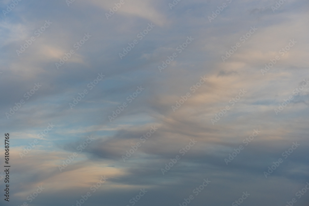 Różne rodzaje chmur na niebie o różnej porze dnia - obrazy, fototapety, plakaty 