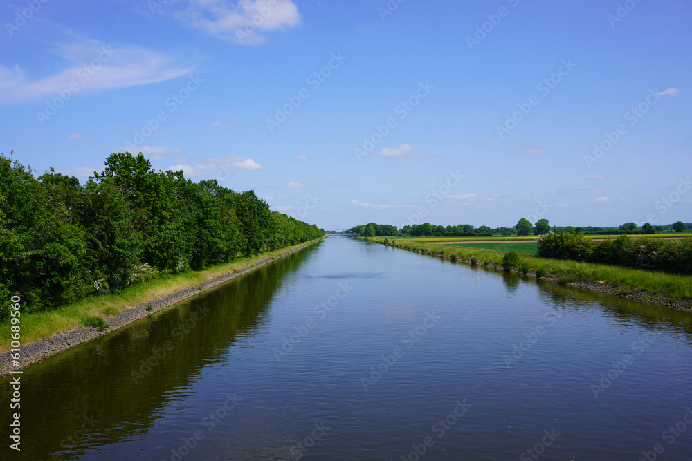Blick auf den Fluss Weser bei Mehlbergen in Niedersachsen Blick auf den Fluss Weser bei Mehlbergen in Niedersachsen
