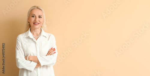 Attractive mature blonde wo...