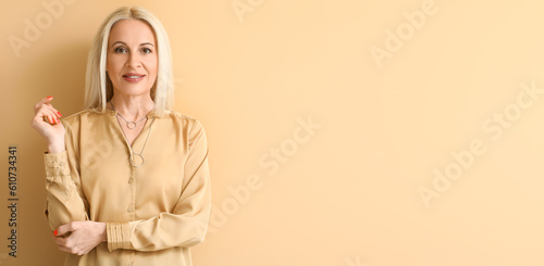 Attractive mature blonde wo...