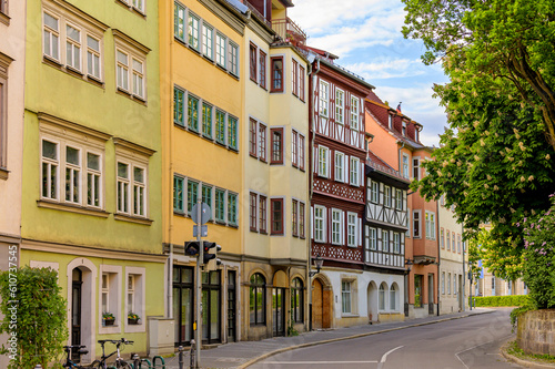 Fototapeta Naklejka Na Ścianę i Meble -  Farbenfrohe historische Stadthäuser in der Grafengasse neben dem Schlossplatz in Coburg, Deutschland